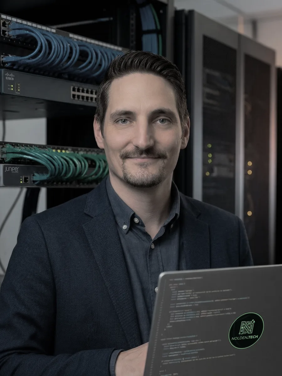 Dennis Nolden vor einem Serverschrank